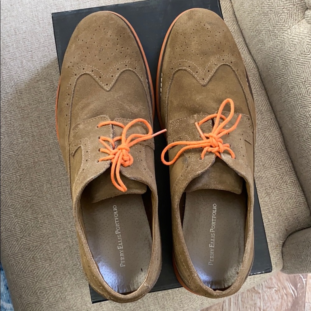 Men’s Perry Ellis Kenneth lace up dress shoe.